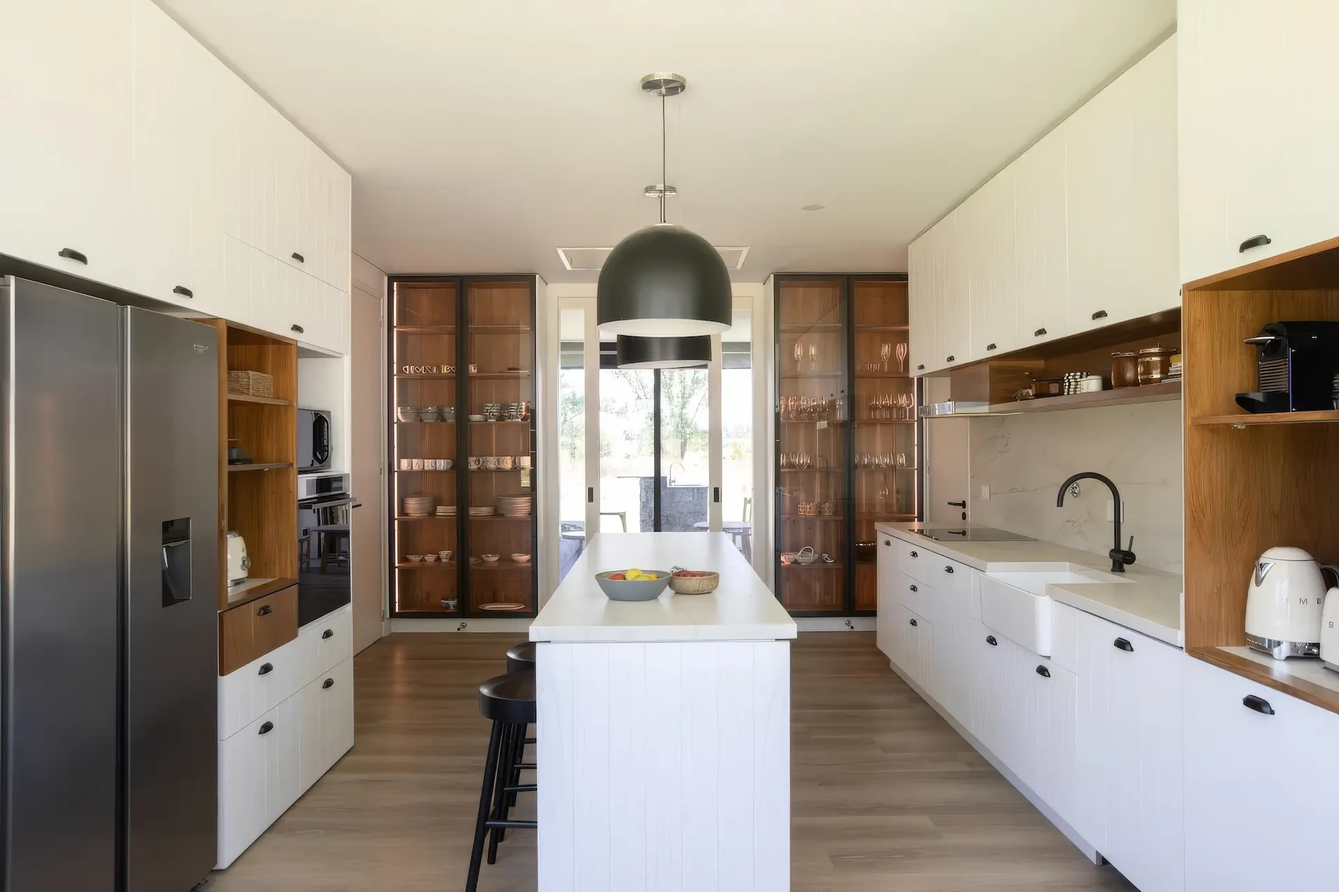 Cocina en galer&iacute;a con isla pasante — Amoblamientos Formas