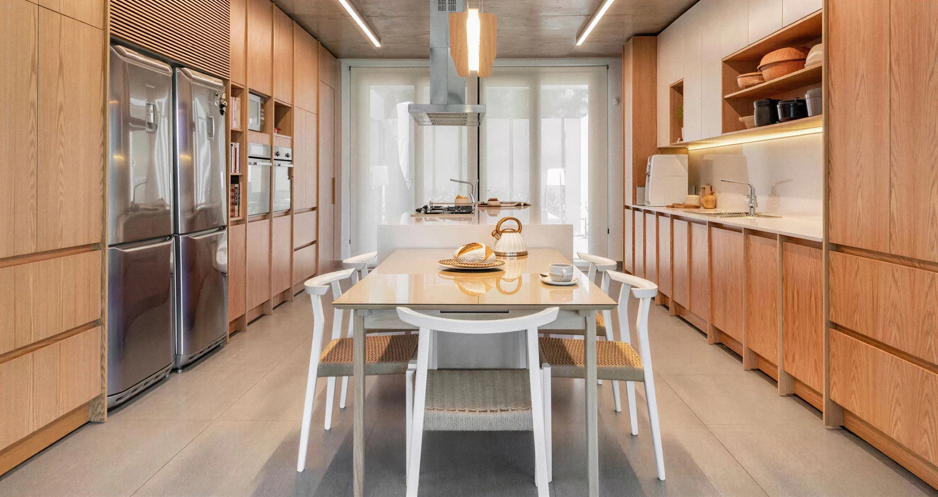 Cocina en madera clara con isla y comedor integrado — Amoblamientos Formas
