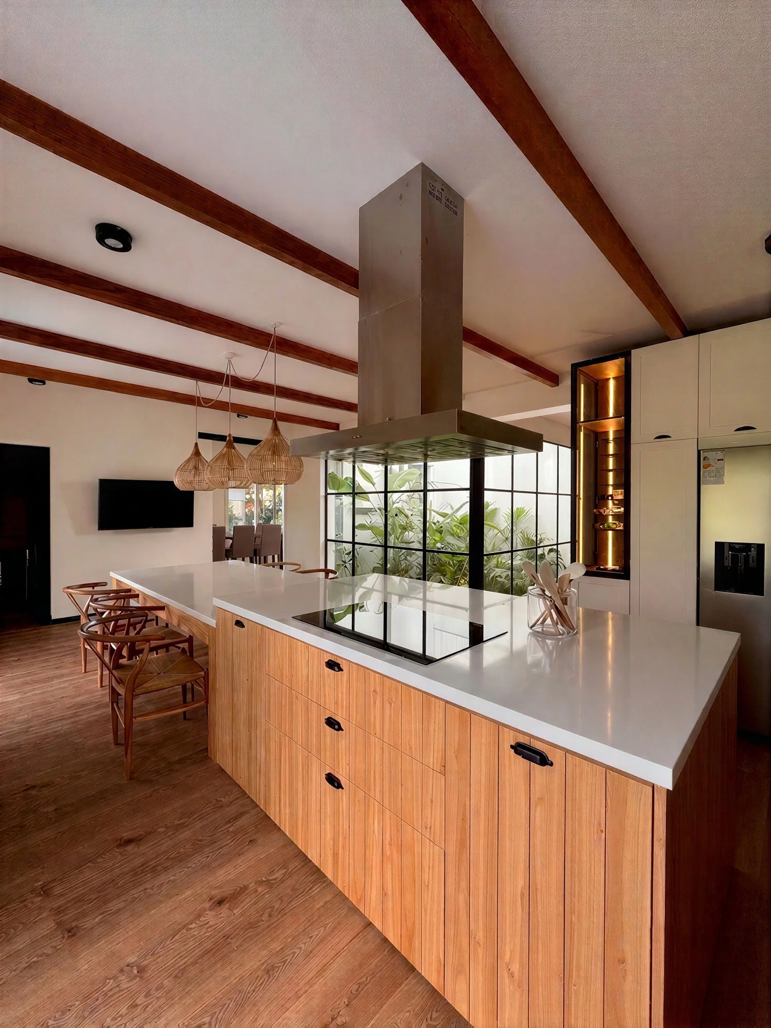 Cocina abierta al jard&iacute;n interno, con isla central y vigas de madera a la vista