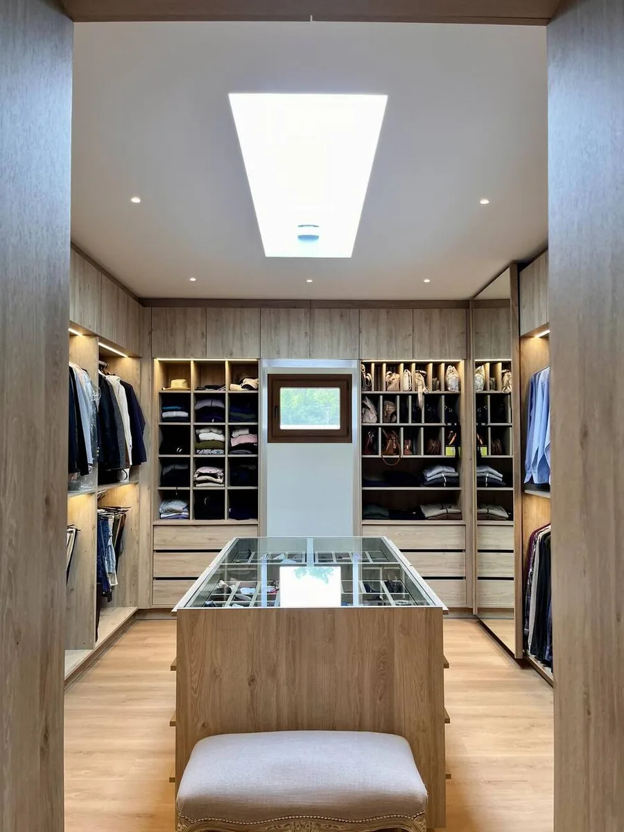 Vestidor con isla central y frentes facetados a medida