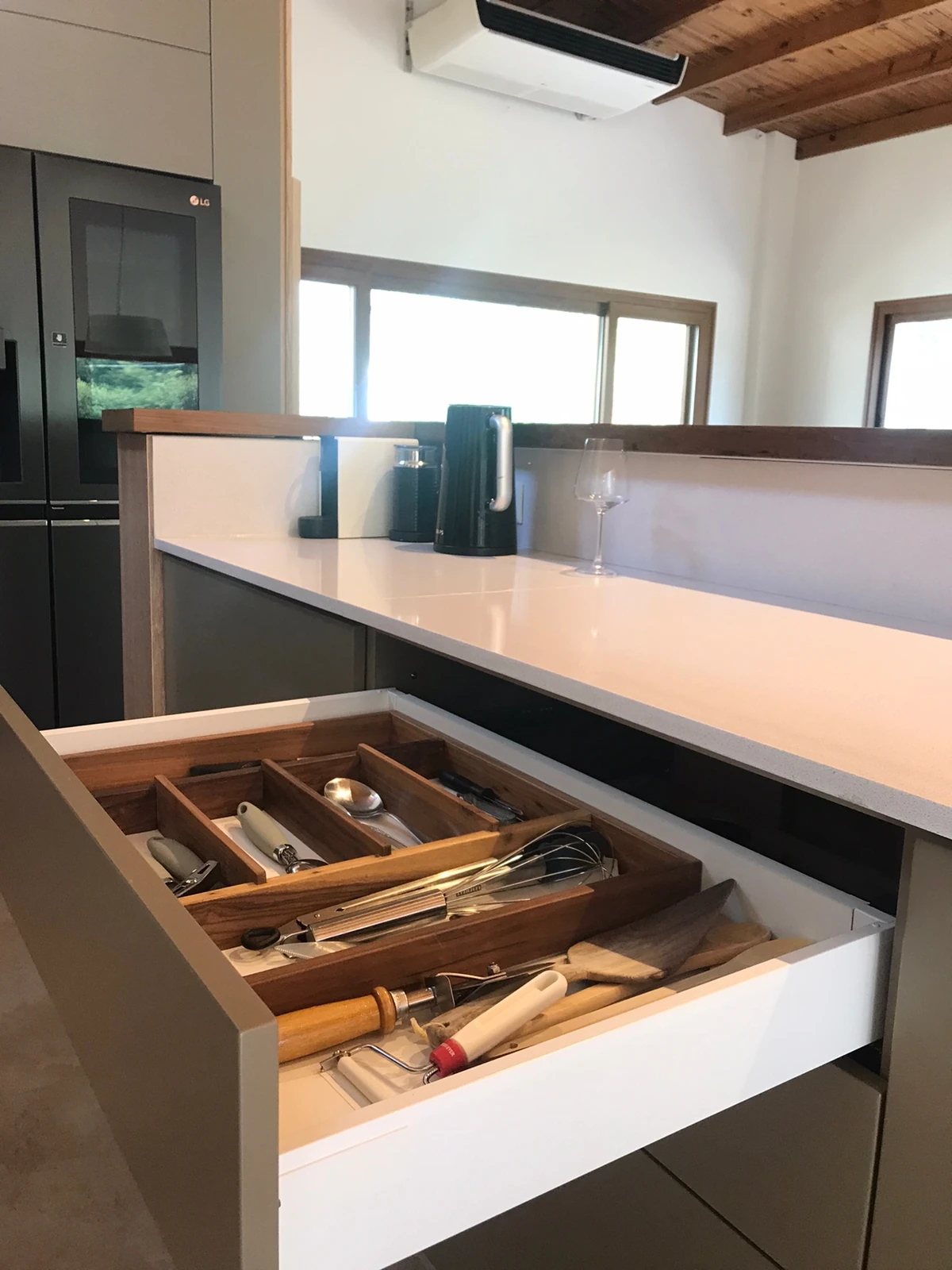Cajón de isla abierto con la bandeja de cubiertos de madera